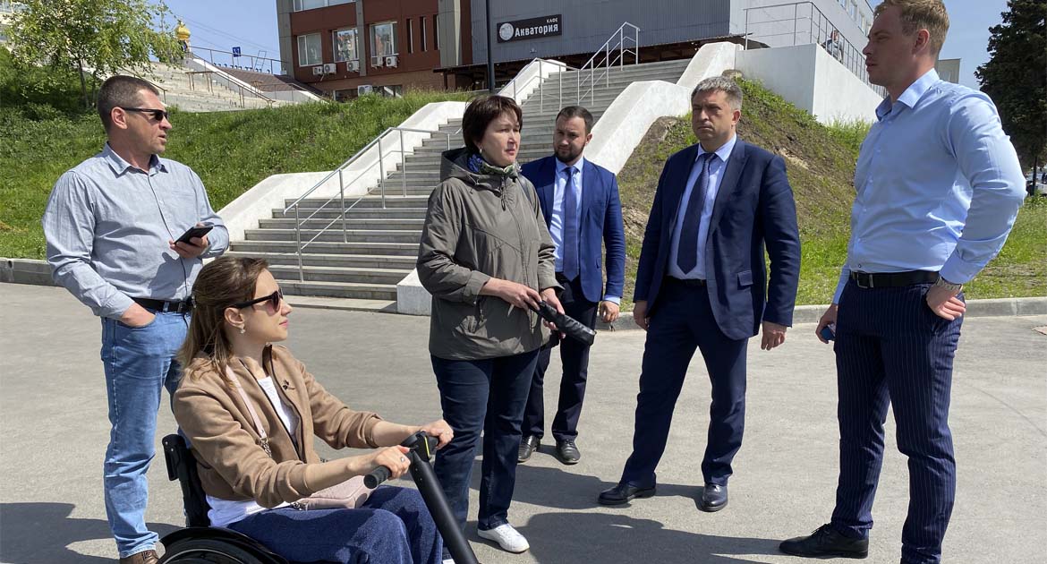 Проверка Набережной Космонавтов на предмет оборудования там условий безбарьерной среды